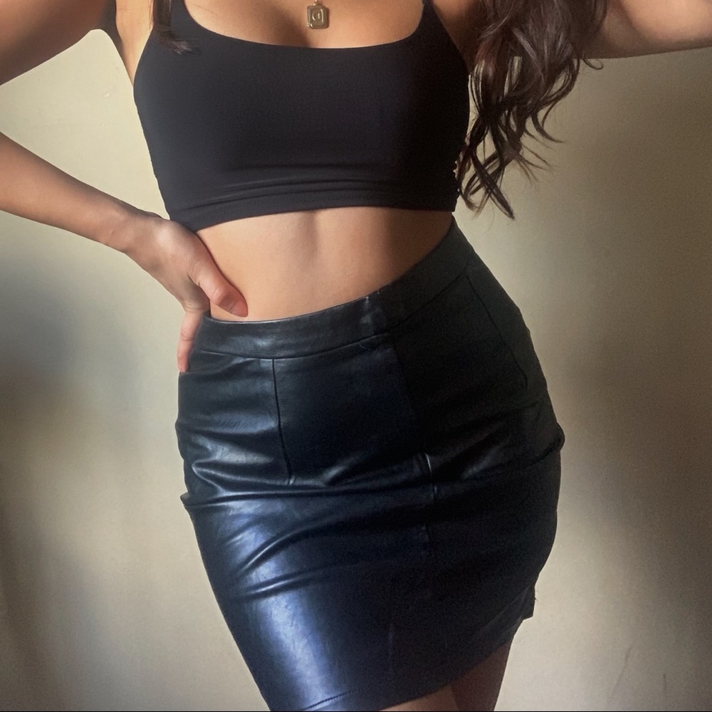 black faux leather skirt 🌹